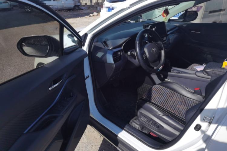 Used Toyota IZOA 2023 2.0L 20th Anniversary Platinum Edition Driver Seat