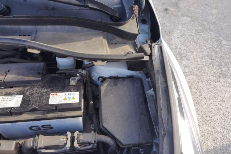Used Toyota IZOA 2023 2.0L 20th Anniversary Platinum Edition Engine Bay Left