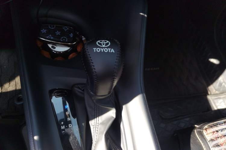 Used Toyota IZOA 2023 2.0L 20th Anniversary Platinum Edition Gear Lever