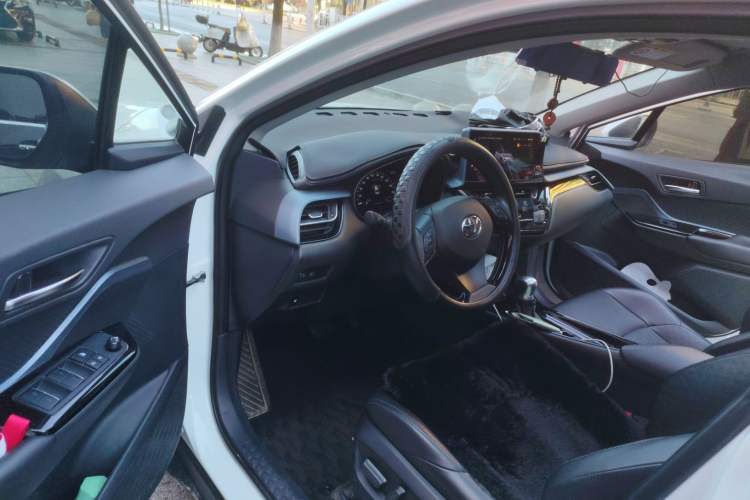 Used Toyota IZOA 2023 Dual-Motor 2.0L Yichi Edition Interior 3