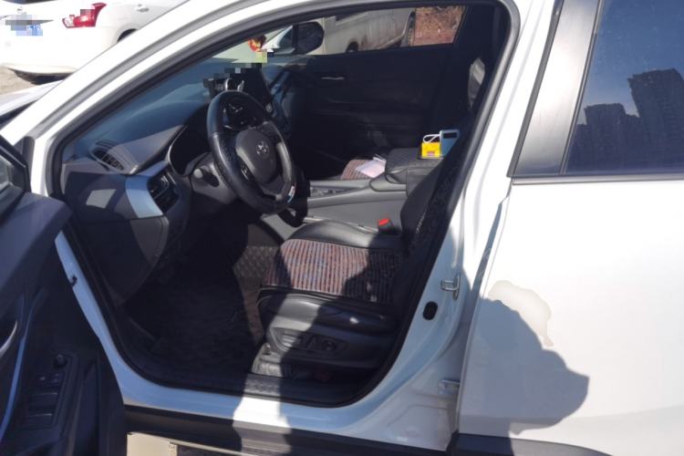 Used Toyota IZOA 2023 2.0L 20th Anniversary Platinum Edition Left Front Seat