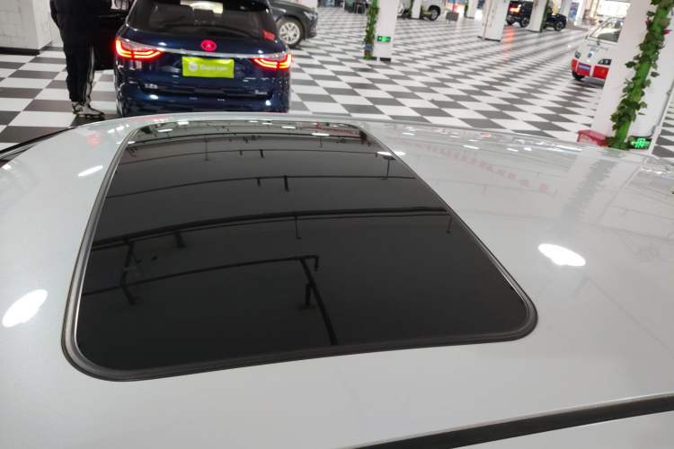 Used Toyota IZOA 2023 2.0L Yixing Version Roof