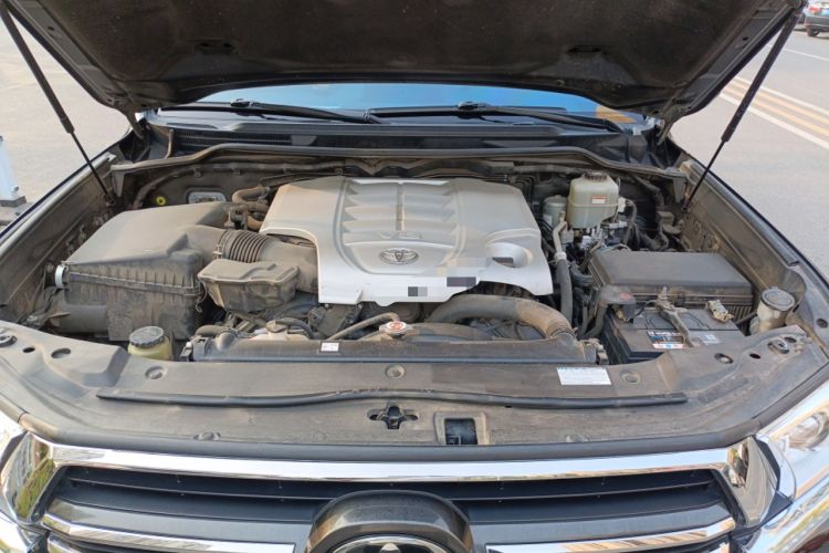 Used Toyota Land Cruiser  Engine Bay