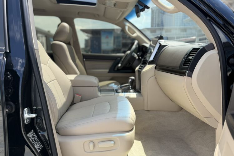Used Toyota Land Cruiser  Interior 1