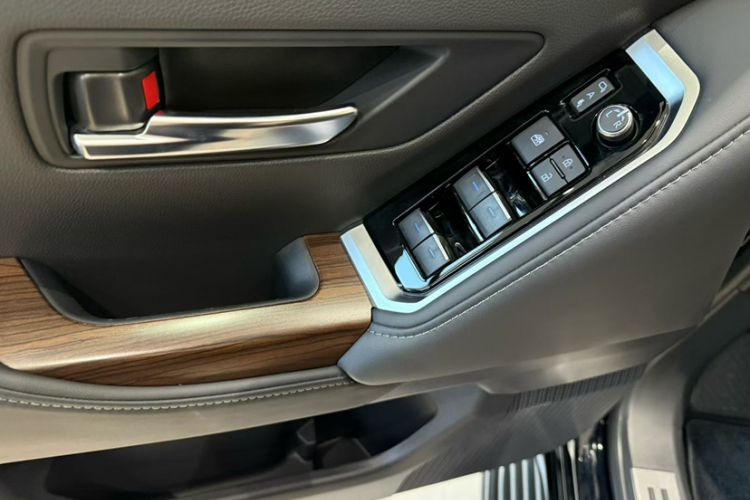 Used Toyota Land Cruiser  Interior 10