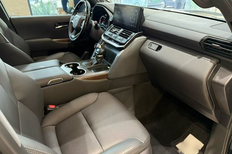 Used Toyota Land Cruiser  Interior 11