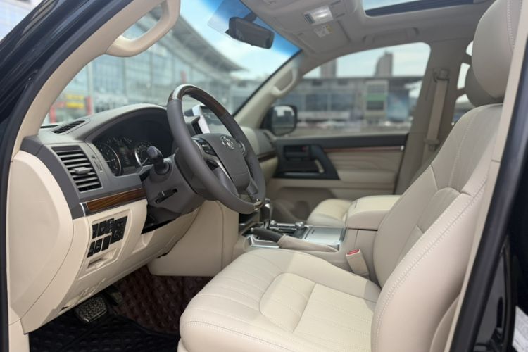 Used Toyota Land Cruiser  Interior 4