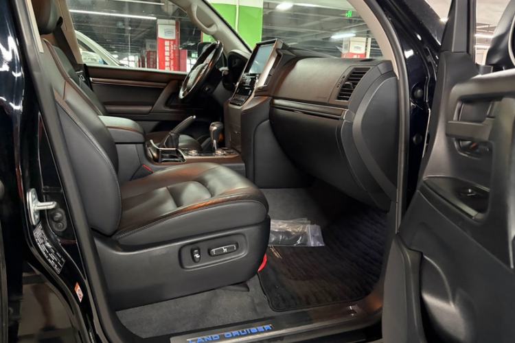 Used Toyota Land Cruiser  Interior 5