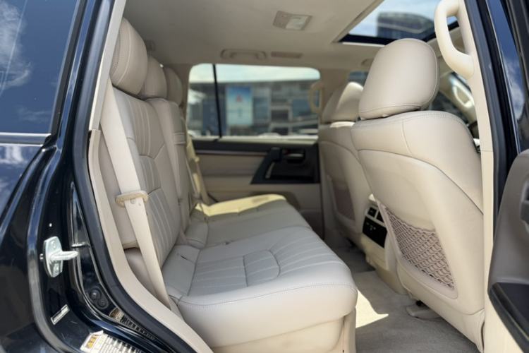 Used Toyota Land Cruiser  Interior 6