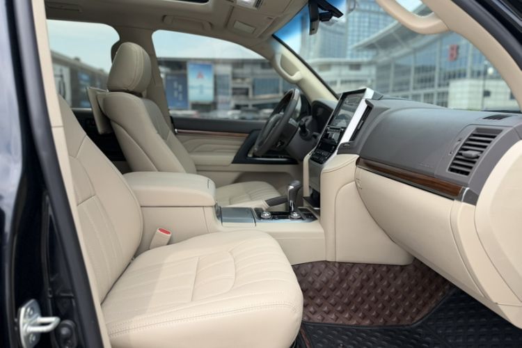 Used Toyota Land Cruiser  Interior 8