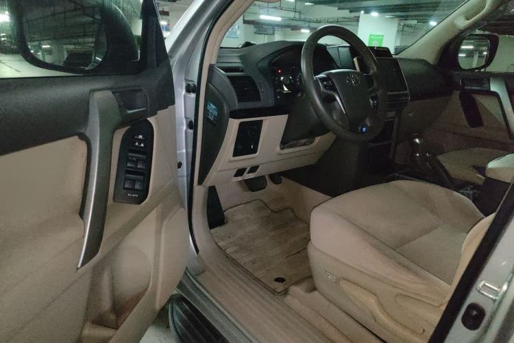 Used Toyota Land Cruiser  Interior 3