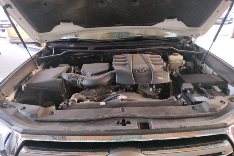 Used Toyota Land Cruiser  Engine Bay