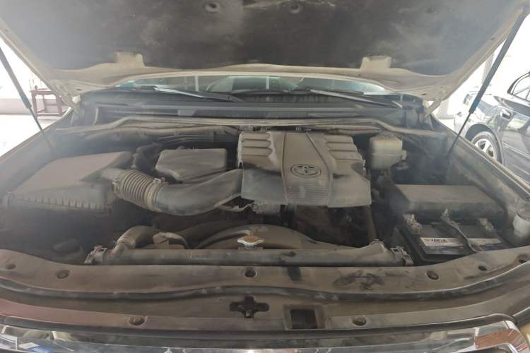 Used Toyota Land Cruiser 2012 4.0L Automatic VX Engine Bay