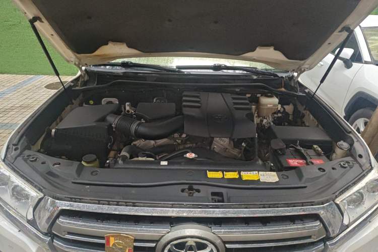 Used Toyota Land Cruiser  Engine Bay