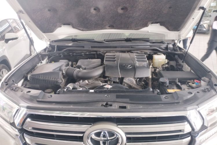 Used Toyota Land Cruiser  Engine Bay