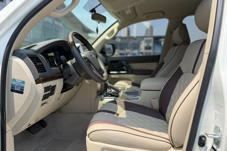 Used Toyota Land Cruiser  Interior 1
