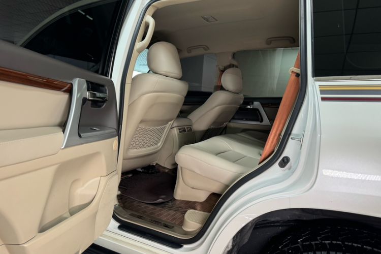 Used Toyota Land Cruiser  Interior 10