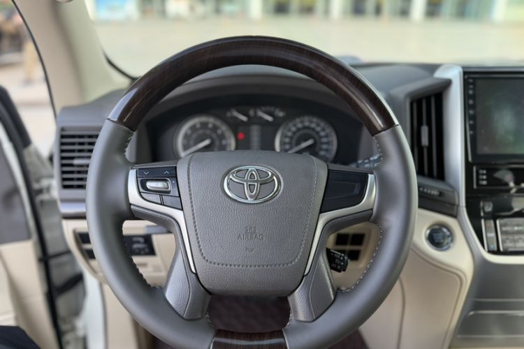 Used Toyota Land Cruiser  Interior 10