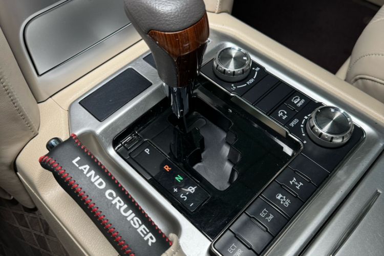 Used Toyota Land Cruiser  Interior 11
