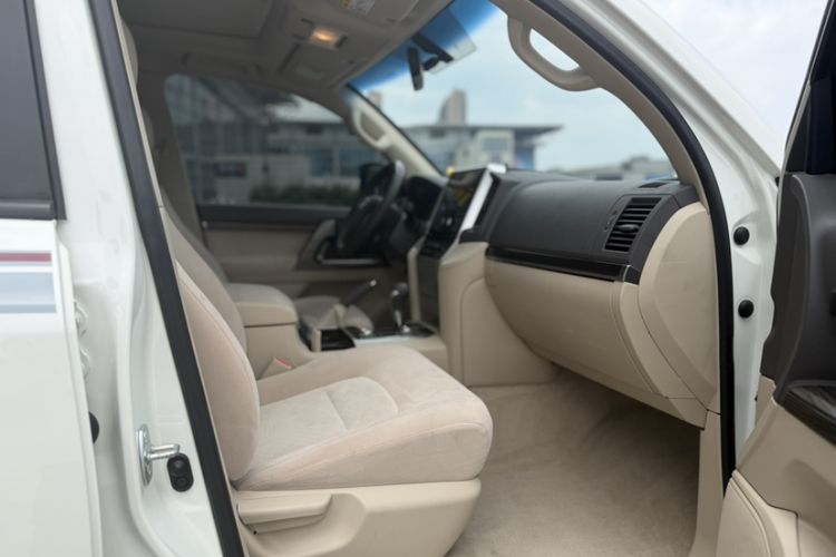 Used Toyota Land Cruiser  Interior 11