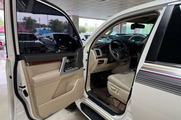 Used Toyota Land Cruiser  Interior 13