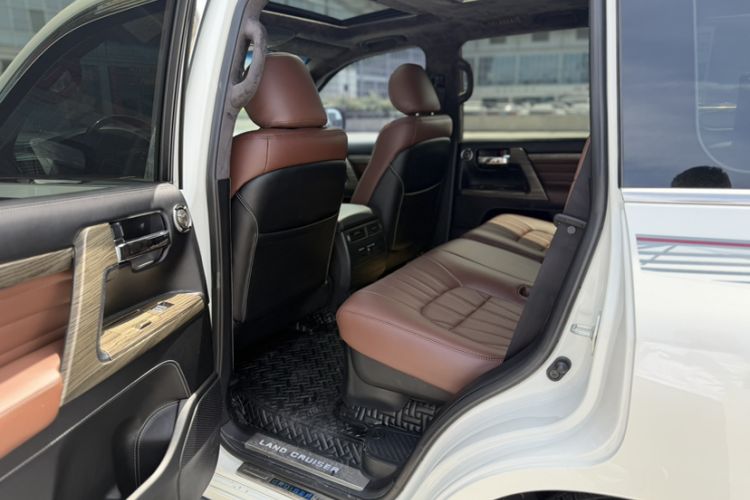 Used Toyota Land Cruiser  Interior 2