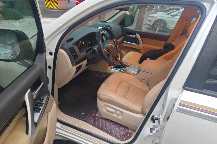 Used Toyota Land Cruiser  Interior 3