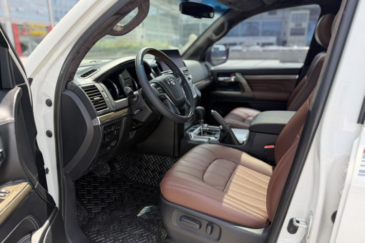 Used Toyota Land Cruiser  Interior 3