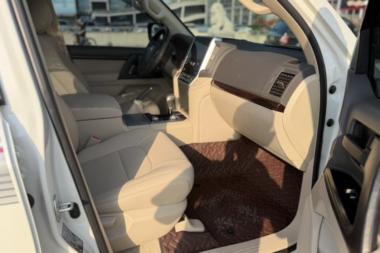 Used Toyota Land Cruiser  Interior 5