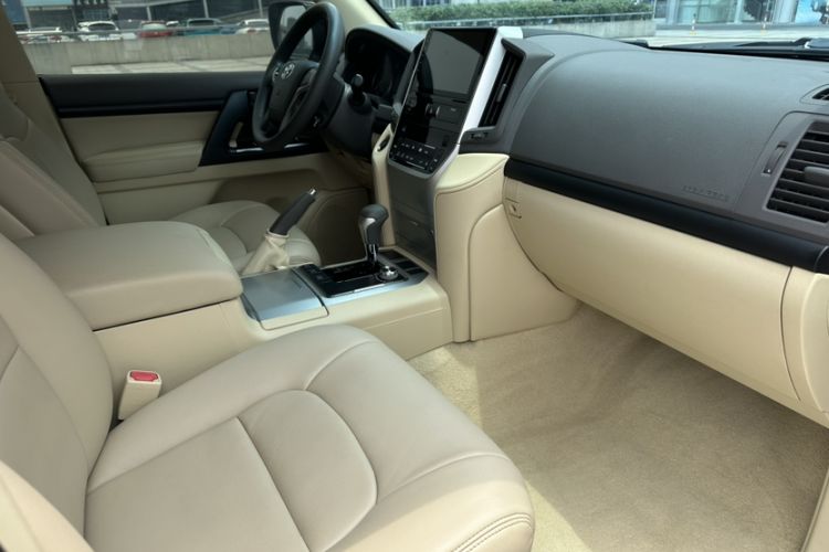 Used Toyota Land Cruiser  Interior 6
