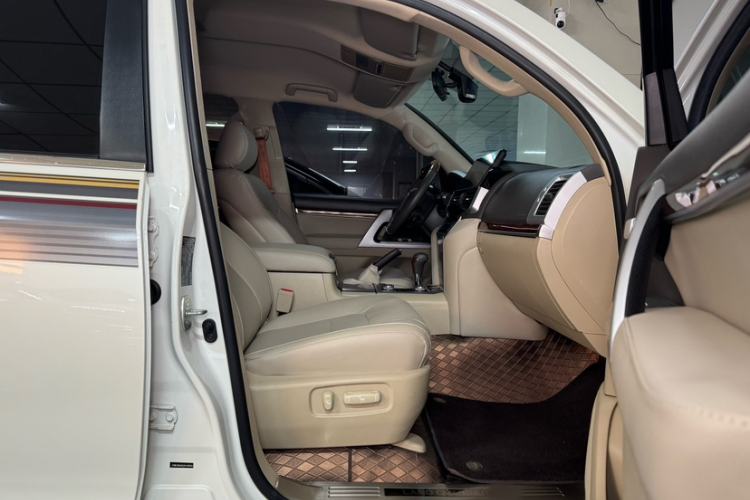 Used Toyota Land Cruiser  Interior 6