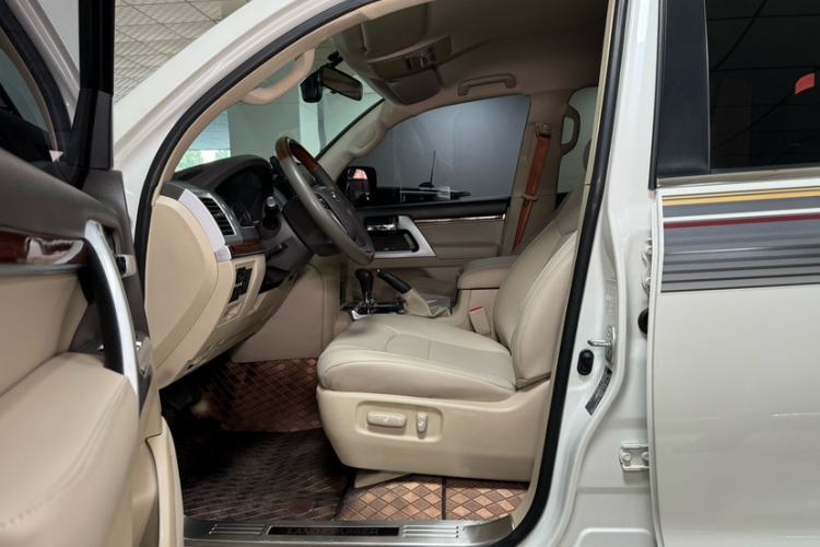 Used Toyota Land Cruiser  Interior 9