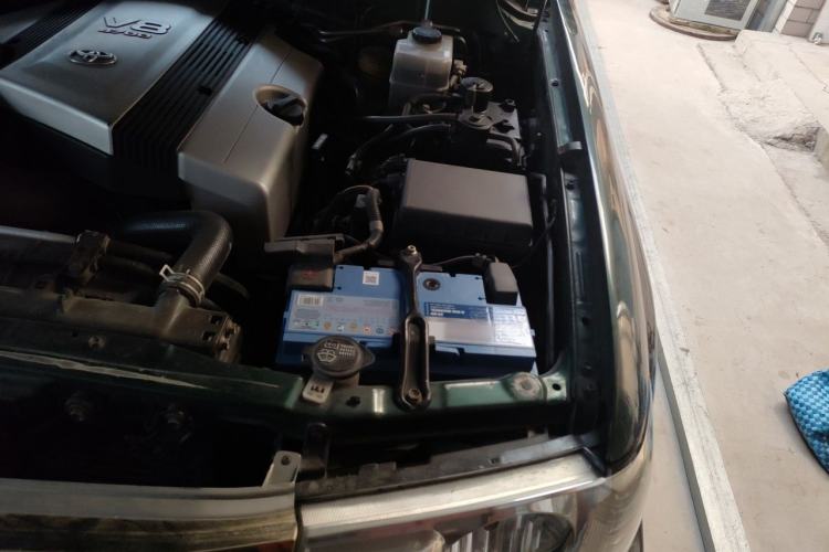 Used Toyota Land Cruiser 2005 4.7L Automatic VX-R Engine Bay Left