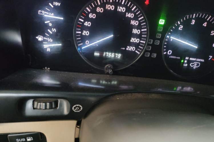 Used Toyota Land Cruiser 2005 4.7L Automatic VX-R Odometer Close Up