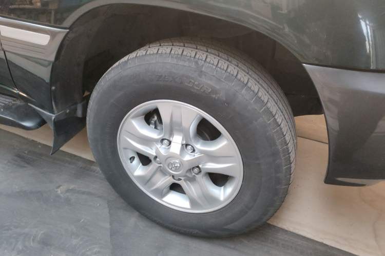 Used Toyota Land Cruiser 2005 4.7L Automatic VX-R Right Front Wheel Hub