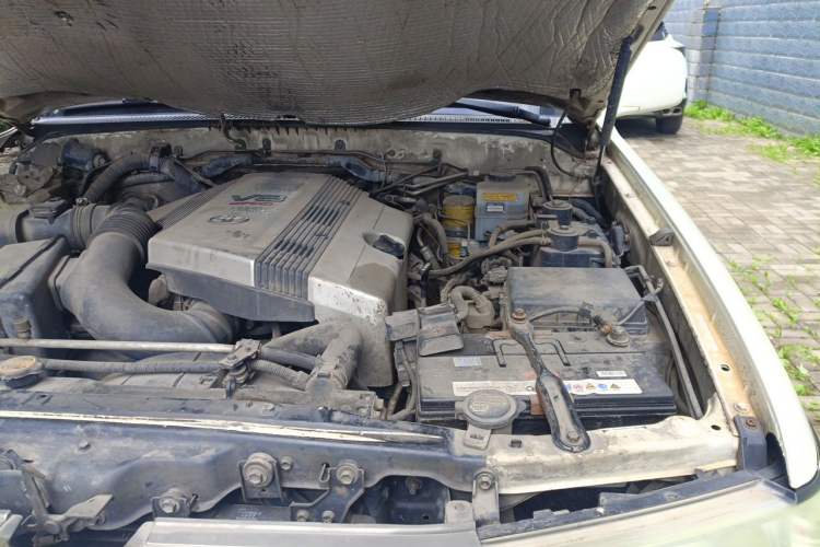 Used Toyota Land Cruiser 2005 4.7L Automatic VX-R Deluxe DVD Edition Engine Bay Left