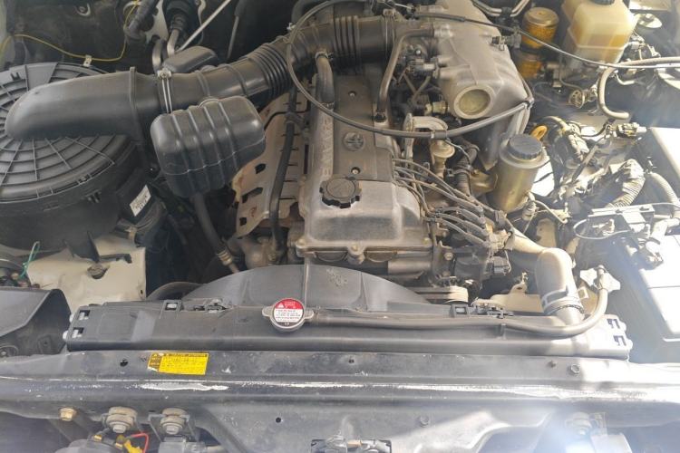 Used Toyota Land Cruiser 2005 4500 GX-R Manual - Middle East Version Engine Bay