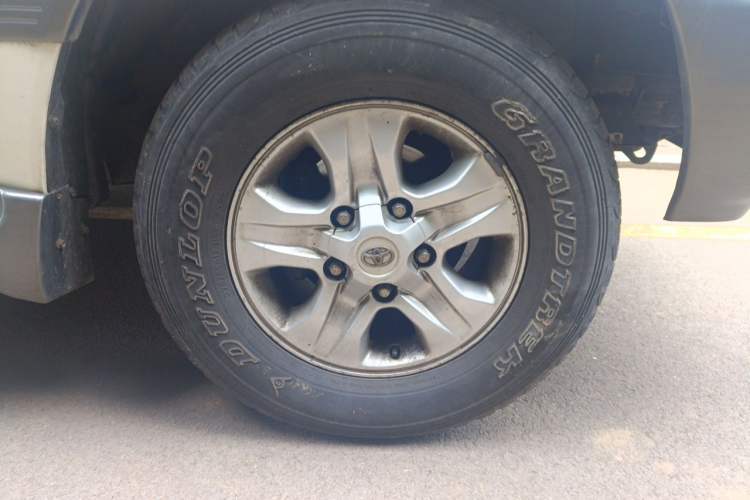 Used Toyota Land Cruiser 2005 4.7L Automatic VX-R Deluxe DVD Edition Right Front Wheel Hub