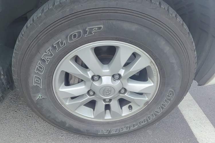 Used Toyota Land Cruiser 2007 4.7L Automatic VX-R Right Front Wheel Hub