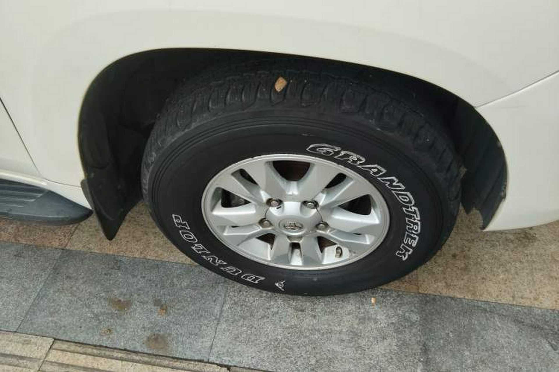 Used Toyota Land Cruiser 2007 4.7L Automatic VX-R Right Front Wheel Hub