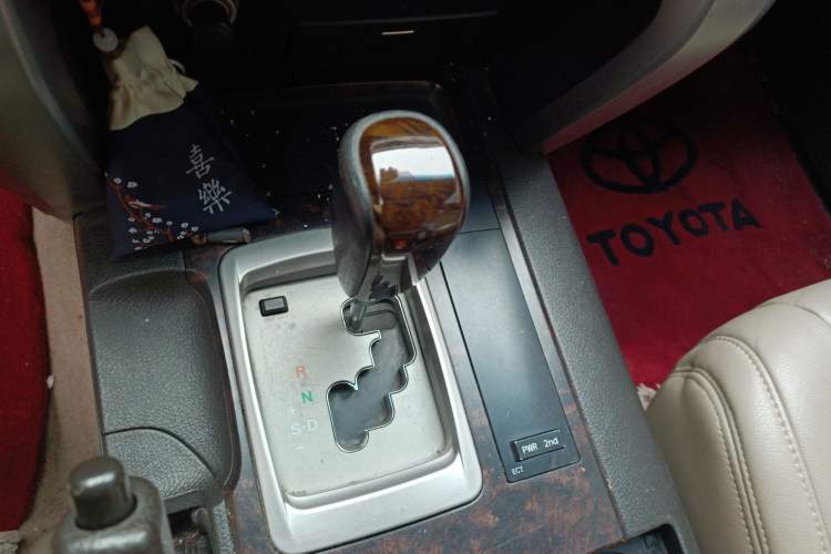 Used Toyota Land Cruiser 2010 4.0L Automatic VX Gear Lever