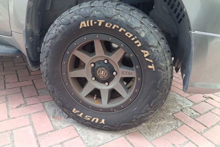Used Toyota Land Cruiser 2010 4.0L Automatic VX Right Front Wheel Hub