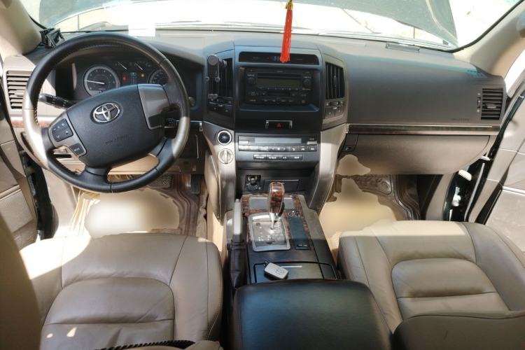 Used Toyota Land Cruiser 2010 4.0L Automatic VX Center Console