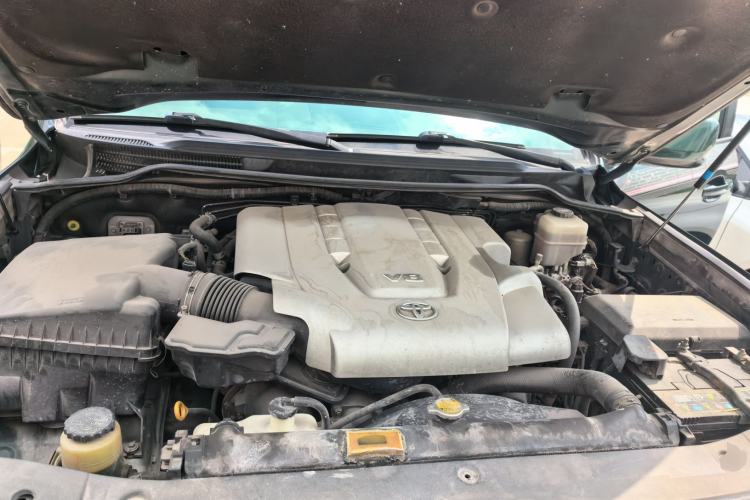 Used Toyota Land Cruiser 2010 4.7L Automatic VX Engine Bay