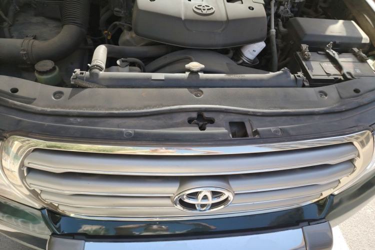Used Toyota Land Cruiser 2010 4.0L Automatic VX Engine Bay