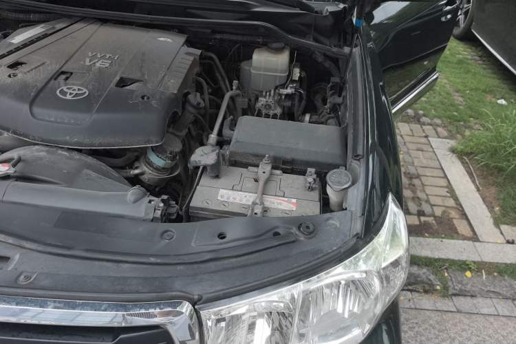 Used Toyota Land Cruiser 2010 4.0L Automatic VX Engine Bay Left
