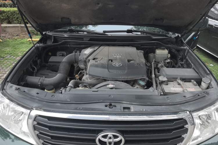 Used Toyota Land Cruiser 2010 4.0L Automatic VX Engine Bay