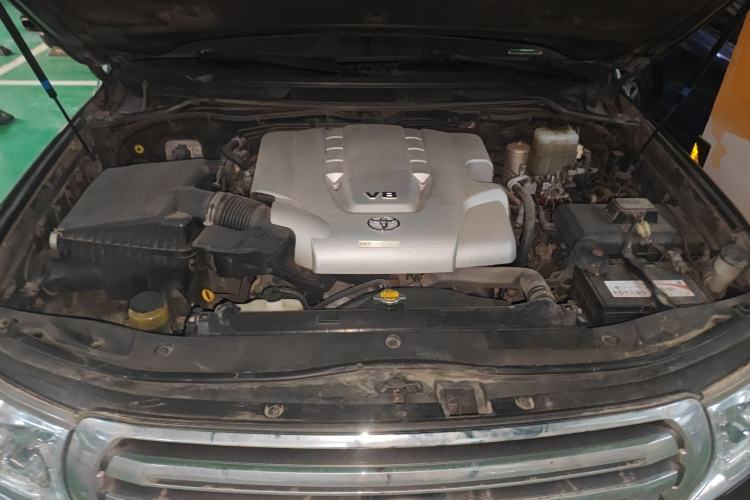 Used Toyota Land Cruiser  Engine Bay