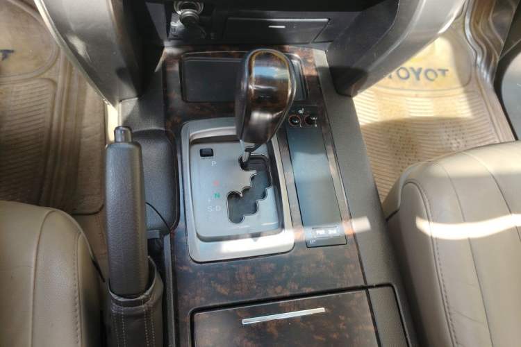 Used Toyota Land Cruiser 2010 4.0L Automatic VX Gear Lever