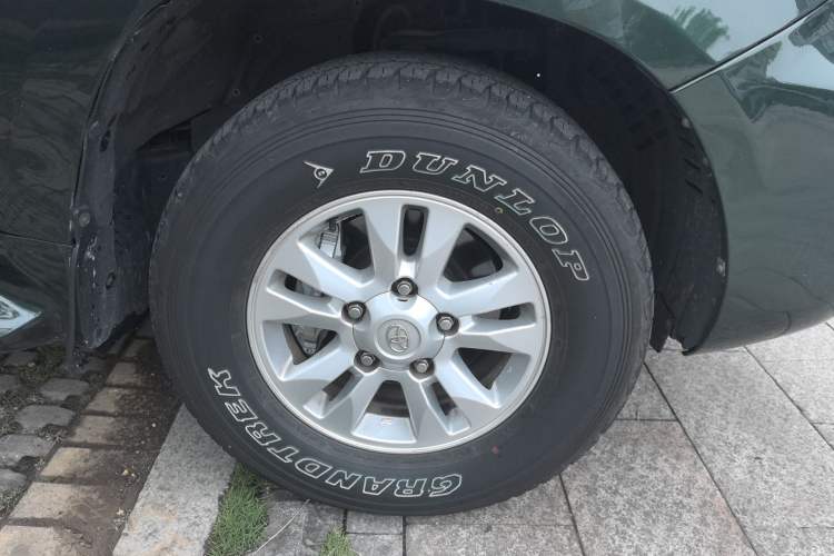 Used Toyota Land Cruiser 2010 4.0L Automatic VX Right Front Wheel Hub